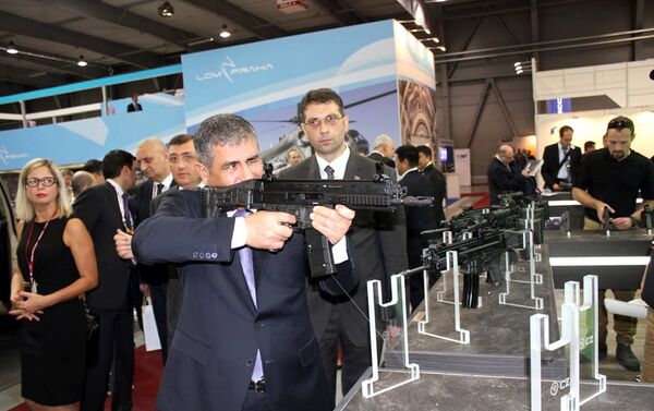 Министр обороны Азербайджана принимает участие на Международной Выставке Будущих Сил 2018 - Sputnik Азербайджан
