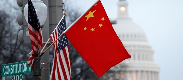 Флаги США и Китая в центре Вашингтона напротив здания Капитолия Флаги США и Китая в центре Вашингтона напротив здания Капитолия - Sputnik Азербайджан