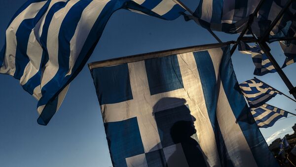 Флаг Греции во время демонстрации  - Sputnik Azərbaycan