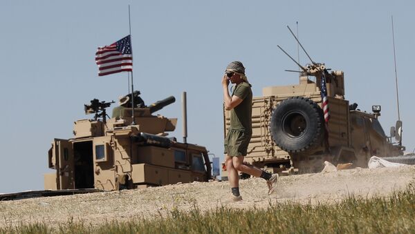 Американские военные на позициях у города Манбидж на севере Сирии - Sputnik Azərbaycan