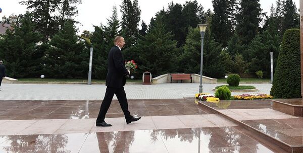 Президент Азербайджана Ильхам Алиев прибыл в Имишлинский район Президент Азербайджана Ильхам Алиев прибыл в Имишлинский район - Sputnik Азербайджан