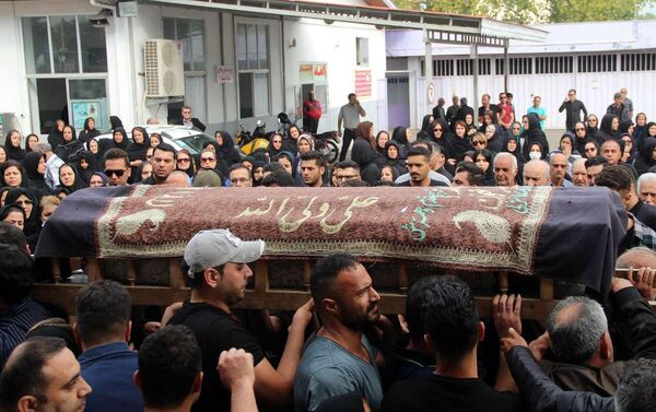 Похороны скончавшихся в результате отравления иранском сухогрузе Назмехр. Город Энзели, Иран, 22 октября 2018 года - Sputnik Азербайджан
