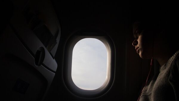 Девушка в самолете, фото из архива - Sputnik Азербайджан