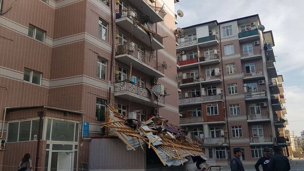 Последствия сильного ветра в Баку - Sputnik Азербайджан