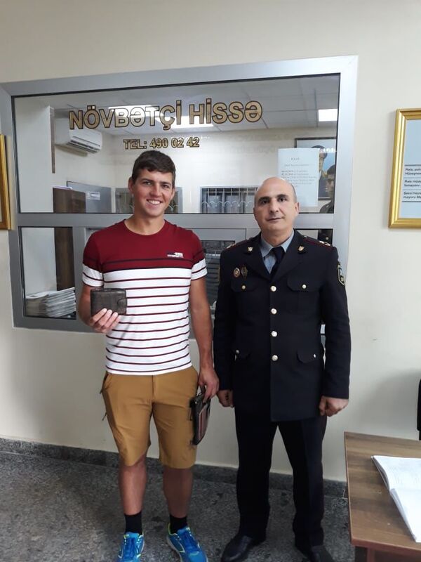 Никита Рунковский с сотрудником полиции Бакинского международного автовокзального комплекса Никита Рунковский с сотрудником полиции Бакинского международного автовокзального комплекса - Sputnik Азербайджан