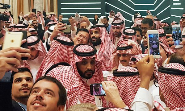 Саудовский принц Мухаммед ибн Салман Аль Сауд делает селфи на инвестиционной конференции в Эр-Рияде, Саудовская Аравия - Sputnik Азербайджан