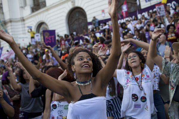 Женщины танцуют во время демонстрации в поддержку кандидата в президенты от Рабочей партии Фернандо Хаддада в Рио-де -Жанейро, Бразилия - Sputnik Азербайджан
