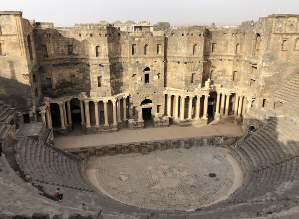 Римский амфитеатр в городе Босра в сирийской провинции Дераа - Sputnik Азербайджан