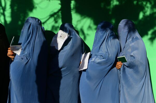 Женщины стоят в очереди, чтобы проголосовать на избирательном участке в провинции Герат, Афганистан - Sputnik Азербайджан