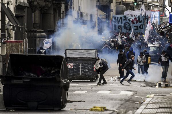 Демонстранты во время столкновения с полицией на акции протеста в Буэнос-Айресе - Sputnik Азербайджан