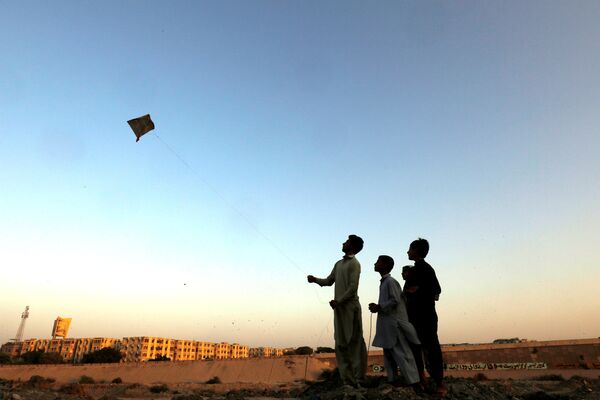 Дети запускают воздушного змея в Карачи, Пакистан - Sputnik Азербайджан