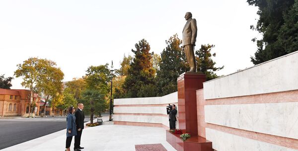 Шелк и инфраструктура: глава государства и первая леди посетили Гах Шелк и инфраструктура: глава государства и первая леди посетили Гах - Sputnik Азербайджан