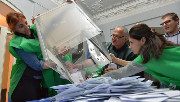 Должностные лица избирательной комиссии подсчитывают голоса после президентских выборов на избирательном участке в Кутаиси, Грузия - Sputnik Azərbaycan