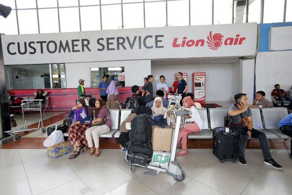 Пассажиры у стойки авиакомпании Lion Air  в аэропорту Индонезии - Sputnik Азербайджан
