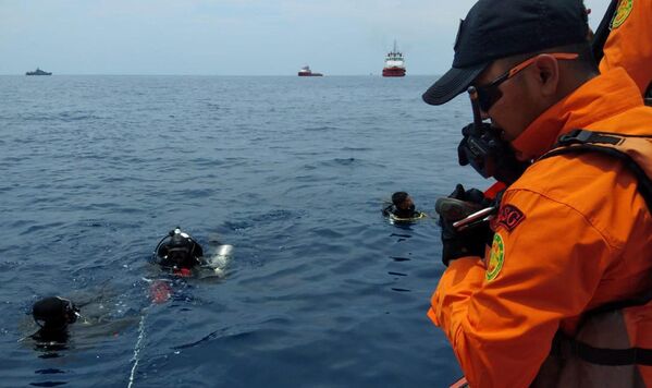 Спасательные работы на месте крушения самолета Lion Air flight JT610 в Индонезии - Sputnik Азербайджан