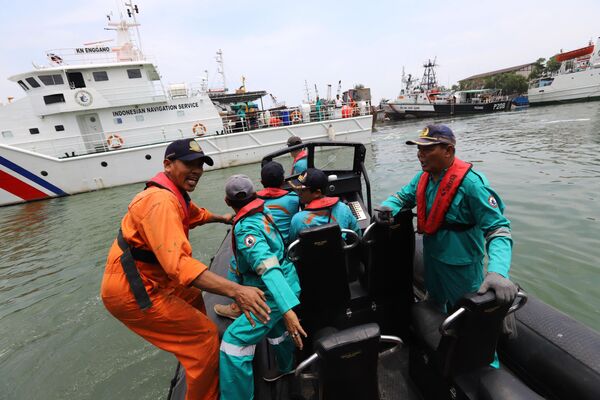 Спасатели во время подготовки к поиску выживших после крушения самолета Lion Air flight JT610 в Индонезии - Sputnik Азербайджан