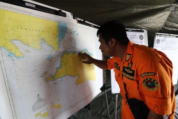 Спасатель указывает на карте место падения самолета Lion Air flight JT 610 в Индонезии - Sputnik Азербайджан
