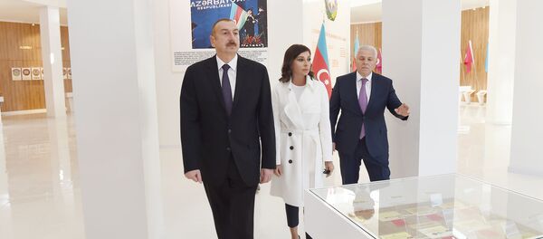 Ильхам Алиев и Мехрибан Алиева на открытии Музея флага в Шеки. 29 октября 2018 года Ильхам Алиев и Мехрибан Алиева на открытии Музея флага в Шеки. 29 октября 2018 года - Sputnik Азербайджан