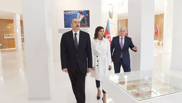 Ильхам Алиев и Мехрибан Алиева на открытии Музея флага в Шеки. 29 октября 2018 года - Sputnik Азербайджан