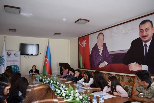 Azərbaycanda ailə institutunun çağdaş problemləri Gəncədə gündəmə gətirilib Azərbaycanda ailə institutunun çağdaş problemləri Gəncədə gündəmə gətirilib - Sputnik Azərbaycan