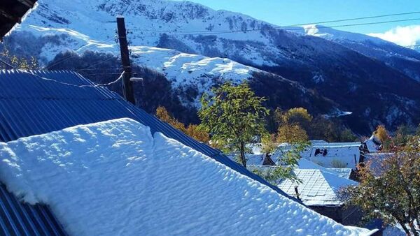 В самом высокогорном селе Гахского района - Сарыбаш выпал снег - Sputnik Азербайджан
