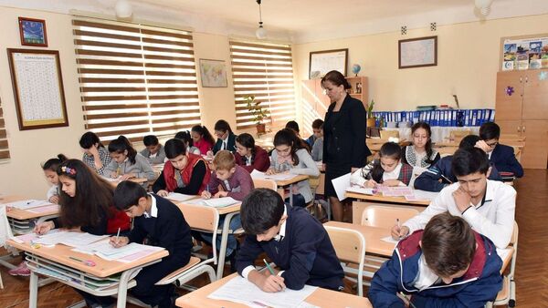Учебный процесс в школе, фото из архива - Sputnik Азербайджан