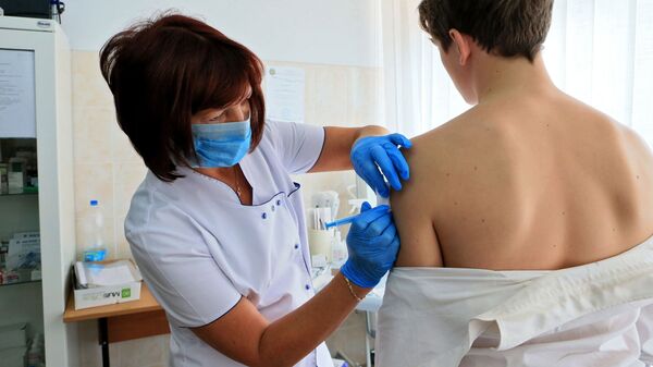 Вакцинация школьника против гриппа, фото из архива - Sputnik Azərbaycan