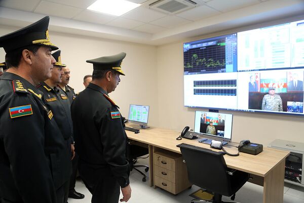 Закир Гасанов и руководство министерства ознакомились с деятельностью Центра Управления Спутниковой Связью, переданного в использование Азербайджанской Армии Закир Гасанов и руководство министерства ознакомились с деятельностью Центра Управления Спутниковой Связью, переданного в использование Азербайджанской Армии - Sputnik Азербайджан
