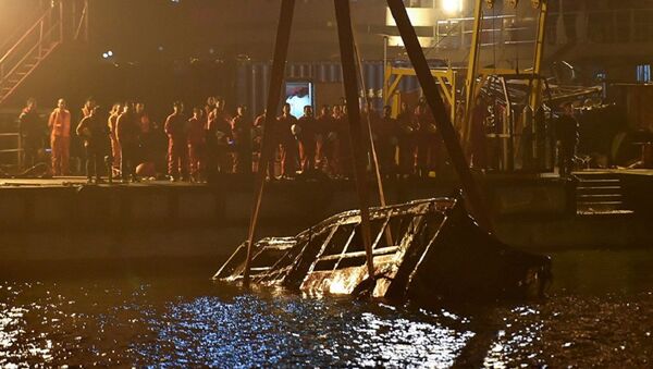 Спасатели достают из реки автобус упавший с моста в китайском городе Чунцин - Sputnik Азербайджан