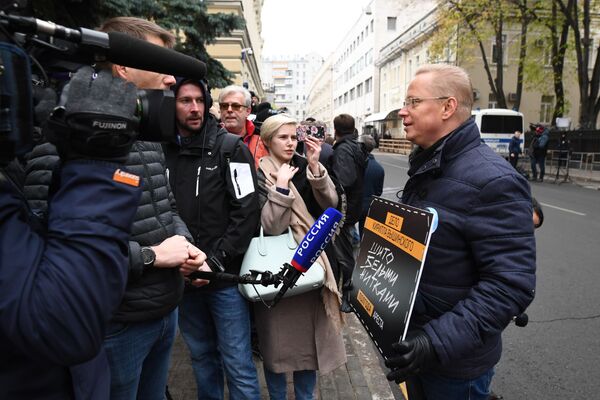 Акция солидарности с Кириллом Вышинским прошла у посольства Украины в Москве Акция солидарности с Кириллом Вышинским прошла у посольства Украины в Москве - Sputnik Азербайджан