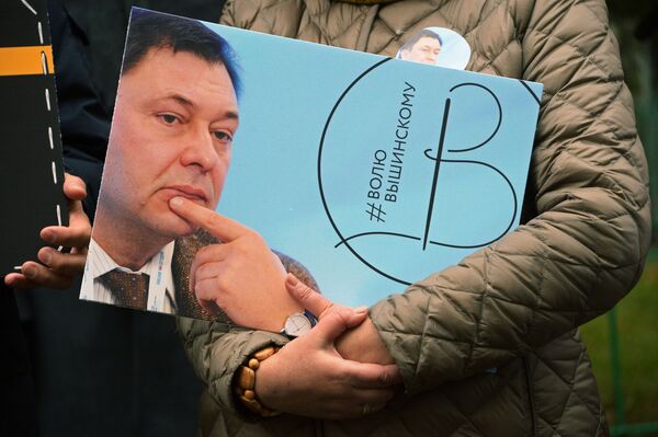 Акция солидарности с Кириллом Вышинским прошла у посольства Украины в Москве Акция солидарности с Кириллом Вышинским прошла у посольства Украины в Москве - Sputnik Азербайджан