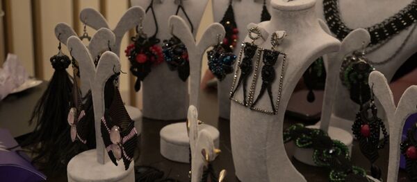 Национальные орнаменты и яркие принты: дизайнеры рассказали о трендах на Fashion Week Национальные орнаменты и яркие принты: дизайнеры рассказали о трендах на Fashion Week - Sputnik Азербайджан