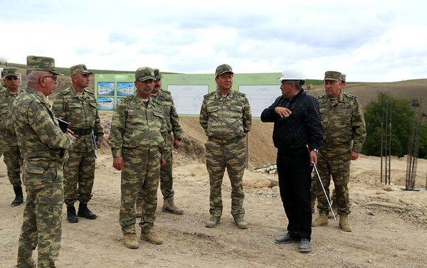 Министр обороны генерал-полковник Закир Гасанов и руководящий состав министерства, осмотрели ряд строящихся военных объектов - Sputnik Азербайджан