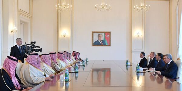 Президент Ильхам Алиев принял министра внутренних дел Саудовской Аравии Президент Ильхам Алиев принял министра внутренних дел Саудовской Аравии - Sputnik Азербайджан