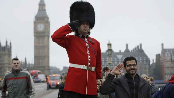 Гвардеец позирует для фото с туристами в Лондоне - Sputnik Азербайджан