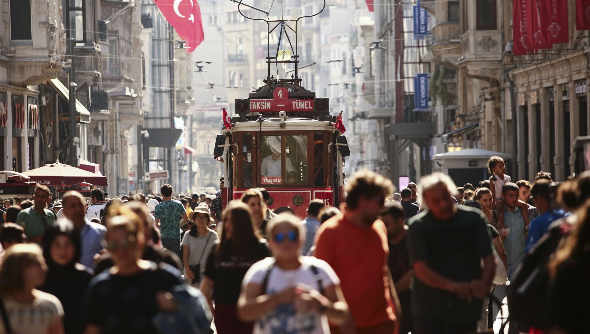 Одна из самых популярных улиц в Стамбуле под названием Истикляль - Sputnik Азербайджан, 1920, 07.02.2021