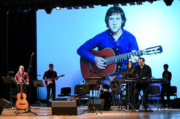 Əfsanəvi aktyorun oğlu bakılıları ağlatdı: “Əlbəttə, yarım il keçməmiş qayıdacağam” Əfsanəvi aktyorun oğlu bakılıları ağlatdı: “Əlbəttə, yarım il keçməmiş qayıdacağam” - Sputnik Azərbaycan
