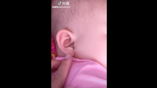 Младенец двигает ухом во время сна - Sputnik Азербайджан