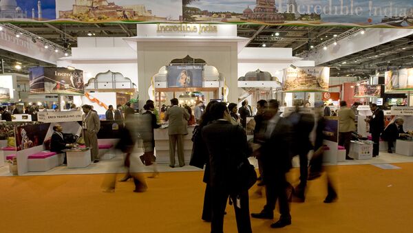 Посетители проходят мимо стенда Индии на ежегодной конференции World Travel Market, фото из архива - Sputnik Азербайджан