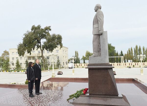 Президент Азербайджана Ильхам Алиев прибыл в Агдамский район Президент Азербайджана Ильхам Алиев прибыл в Агдамский район - Sputnik Азербайджан