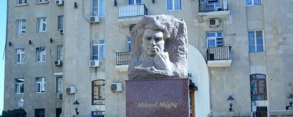 Памятник Микаилу Мушфигу Памятник Микаилу Мушфигу - Sputnik Азербайджан