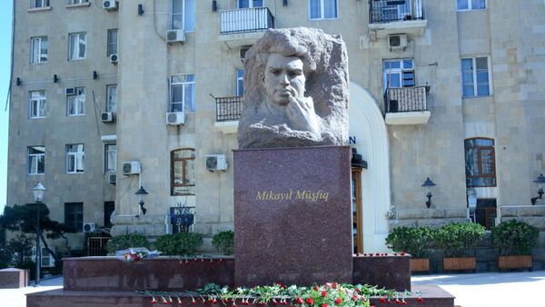 Памятник Микаилу Мушфигу - Sputnik Азербайджан
