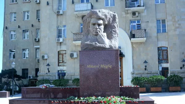 Памятник Микаилу Мушфигу - Sputnik Азербайджан