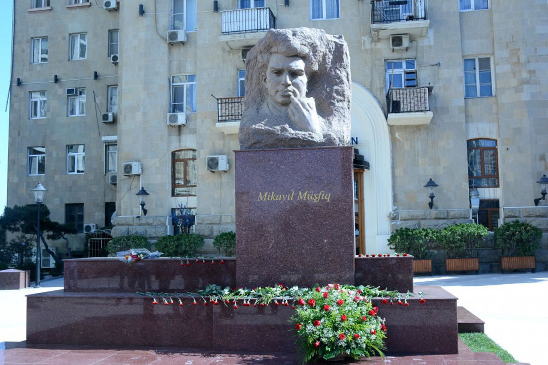 Памятник Микаилу Мушфигу - Sputnik Azərbaycan, 1920, 28.12.2023