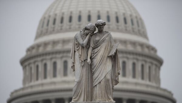 Капитолийский купол  за статуей памятника мира в Вашингтоне - Sputnik Азербайджан