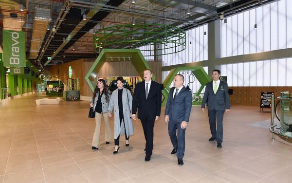 Президент Ильхам Алиев принял участие в открытии нового гипермаркета сети супермаркетов Bravo - Sputnik Азербайджан