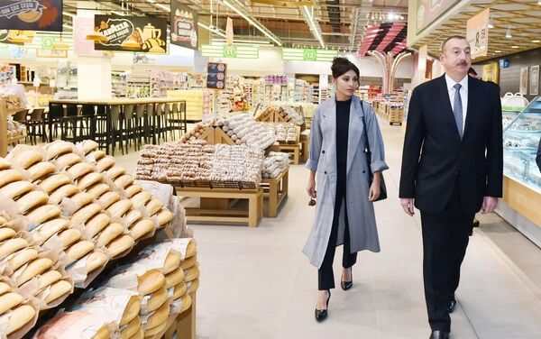 Президент Ильхам Алиев принял участие в открытии нового гипермаркета сети супермаркетов Bravo - Sputnik Азербайджан