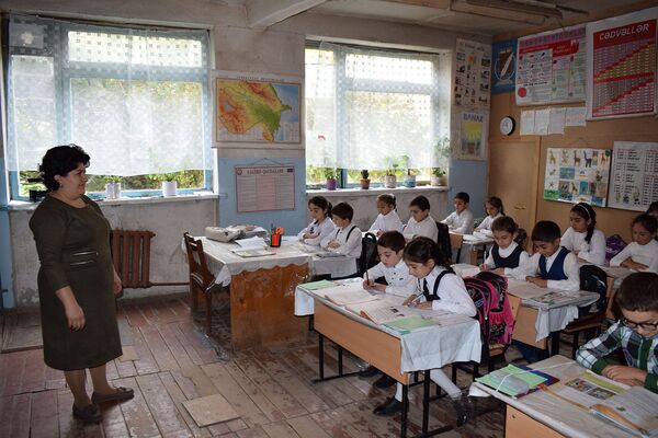 Mirzə Fətəli Axundov adına 1 saylı tam orta məktəb Mirzə Fətəli Axundov adına 1 saylı tam orta məktəb - Sputnik Азербайджан