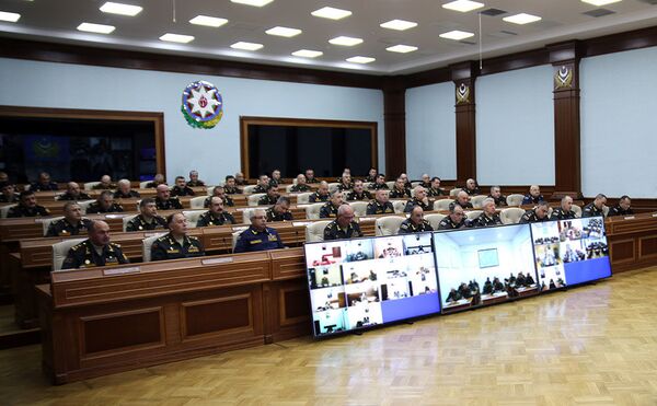 Министр обороны генерал-полковник Закир Гасанов провел служебное совещание с командным составом Азербайджанской Армии - Sputnik Азербайджан