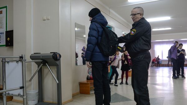 Обеспечение безопасности в российских школах - Sputnik Azərbaycan
